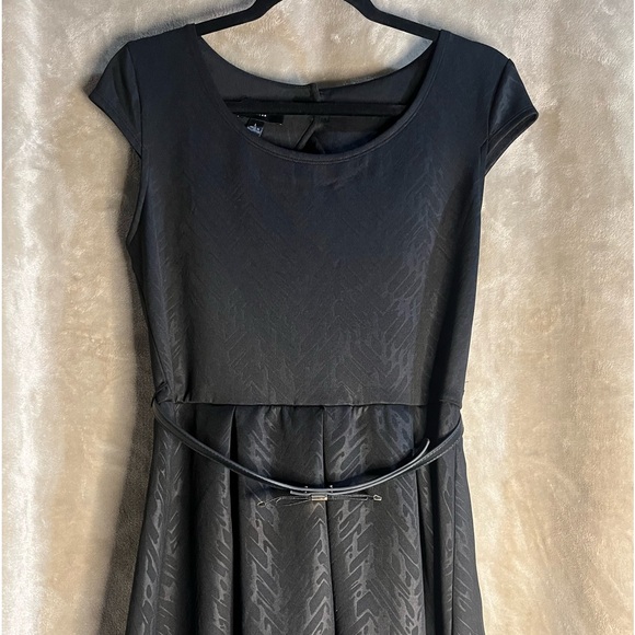 Iz Byer Dresses & Skirts - IZ BYER WOMEN’S BLACK PRINTED SCUBA KNIT SHORT SLEEVE DRESS - WITH BELT